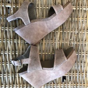 Vince Camuto Vessinta Wedge
